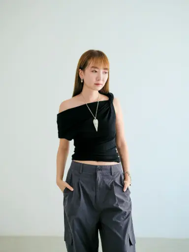 Twisted shoulder top
